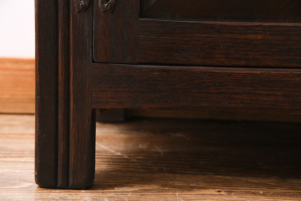 ヴィンテージ家具　イギリスビンテージ　シックな雰囲気が魅力的な小振りのカクテルキャビネット(収納棚、戸棚)