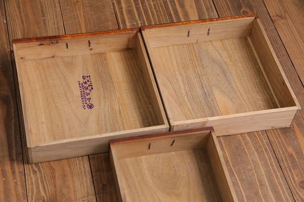 アンティーク家具　昭和期　総クスノキ(楠木)材　漆塗り　上質な作りの小引き出し(チェスト、収納)