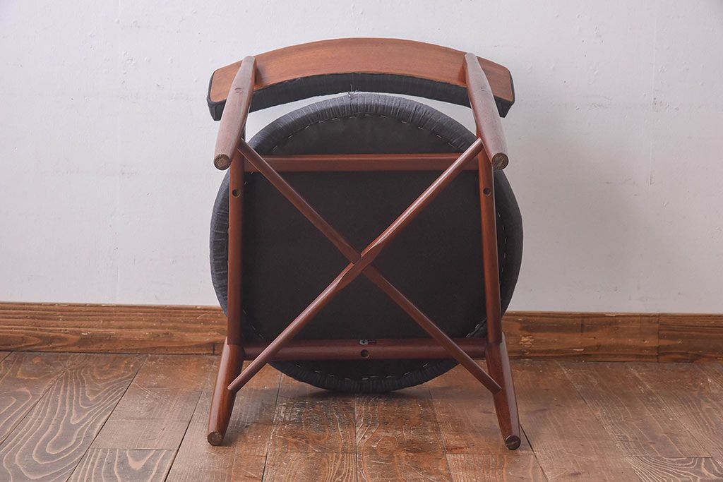 ヴィンテージ家具　北欧ビンテージ　G-PLAN(ジープラン)　Fresco(フレスコ)　ダークカラーのピンストライプがおしゃれなダイニングチェア(サーキュラーチェア、椅子)(1)