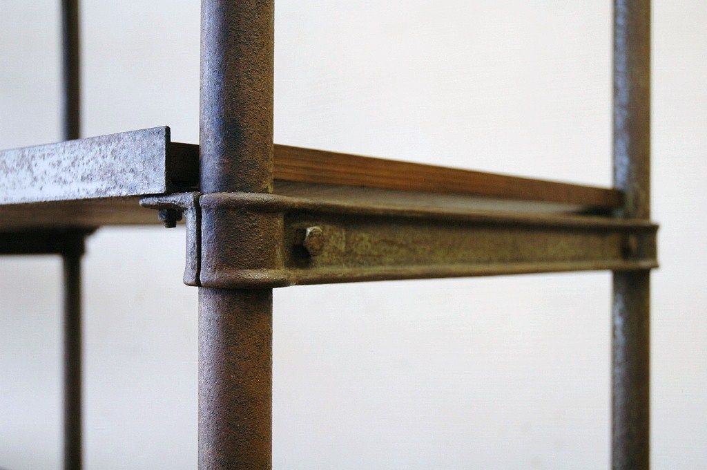 アンティーク家具　◆重厚!古いアイアンの大きな陳列棚