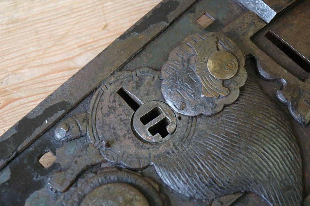 アンティーク雑貨　古い蔵戸の重厚な金具1