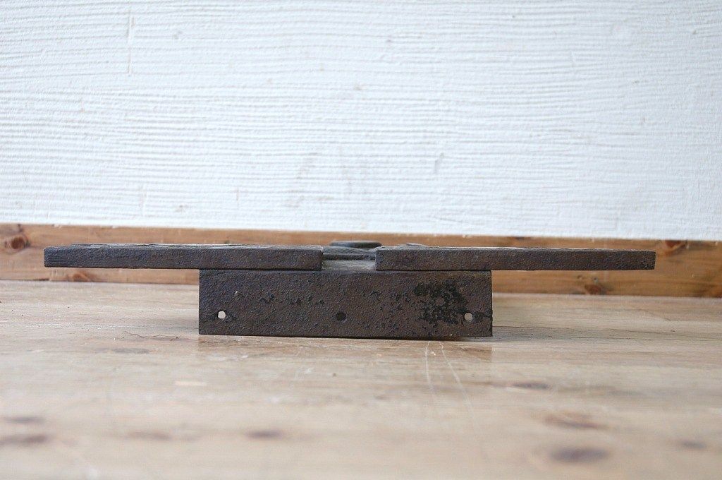 アンティーク雑貨　古い蔵戸の重厚な金具1