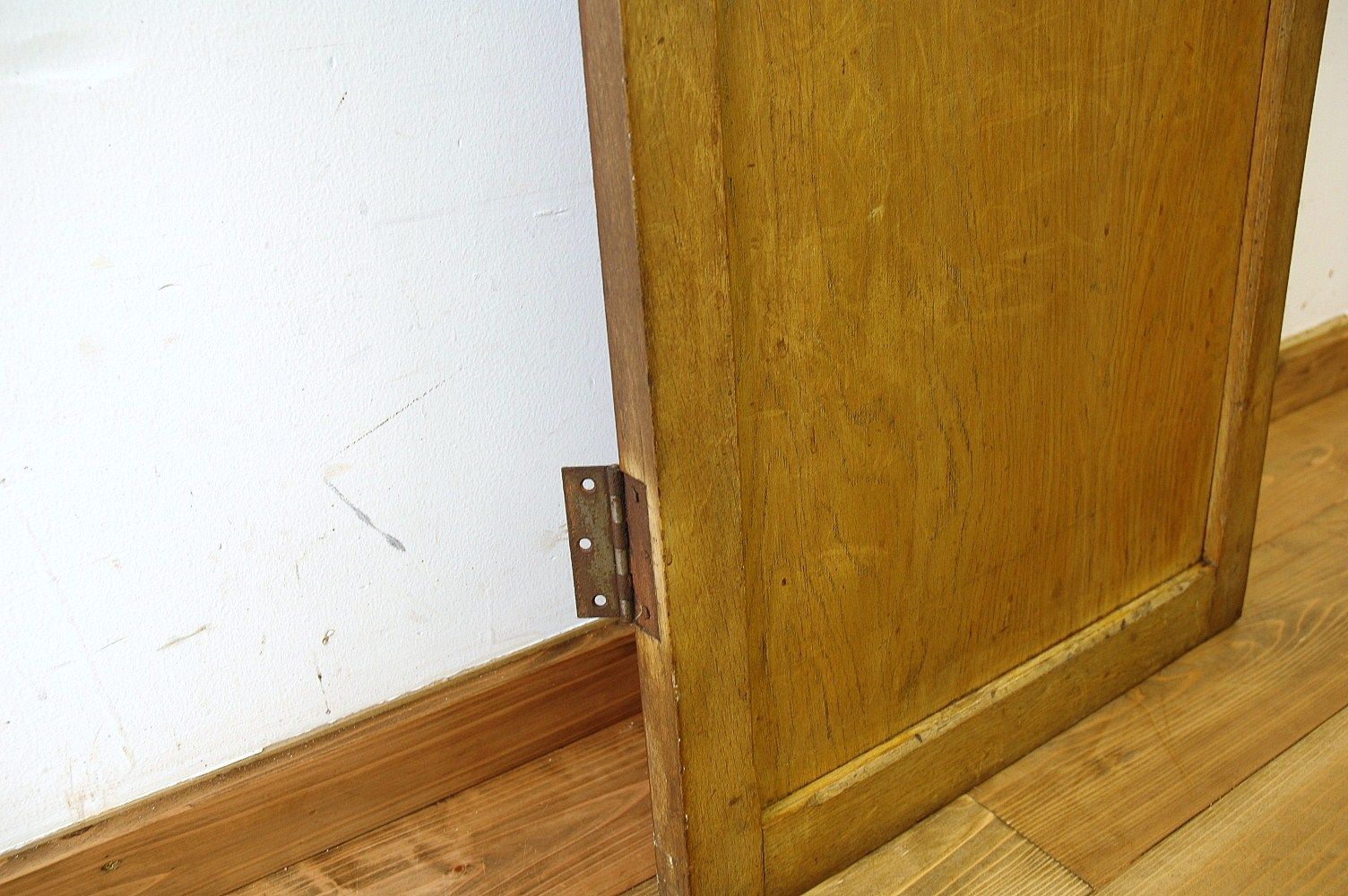 古い木のシンプルな扉