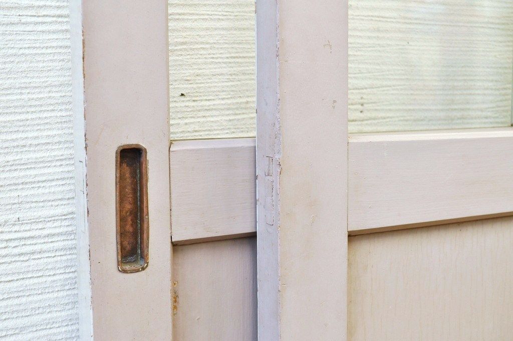 ペンキの剥げたレトロなガラス戸2枚セット