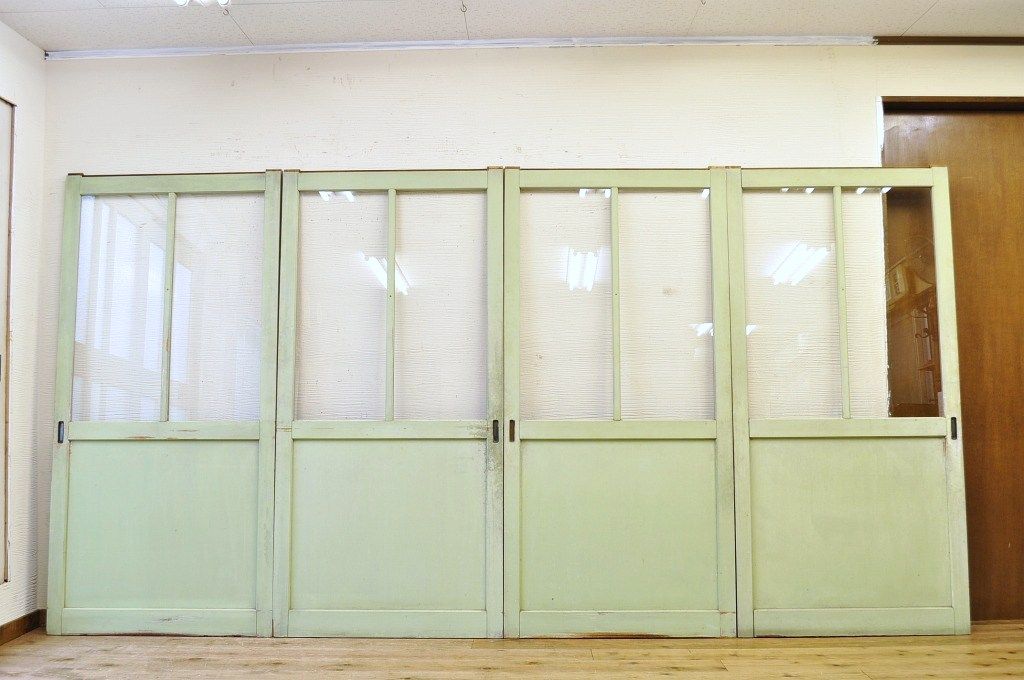 ペンキの剥げたレトロなガラス戸4枚セット