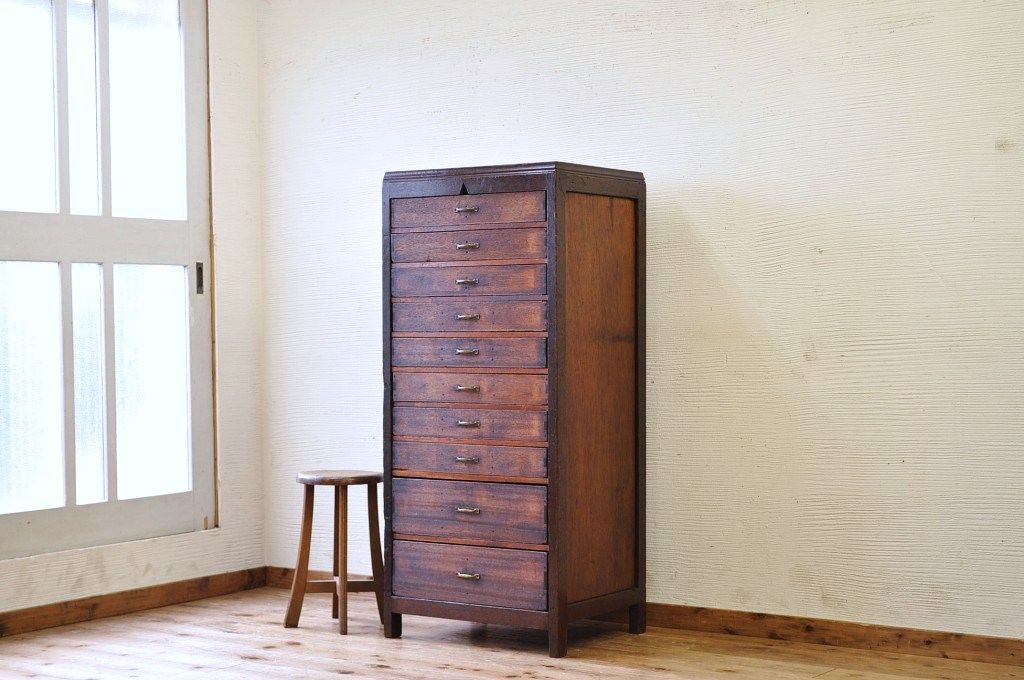 アンティーク家具　古い木の縦型脚付き10杯引き出し