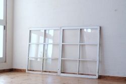 レトロ　古い学校のペンキの剥げた引き戸2枚セット1 (窓)