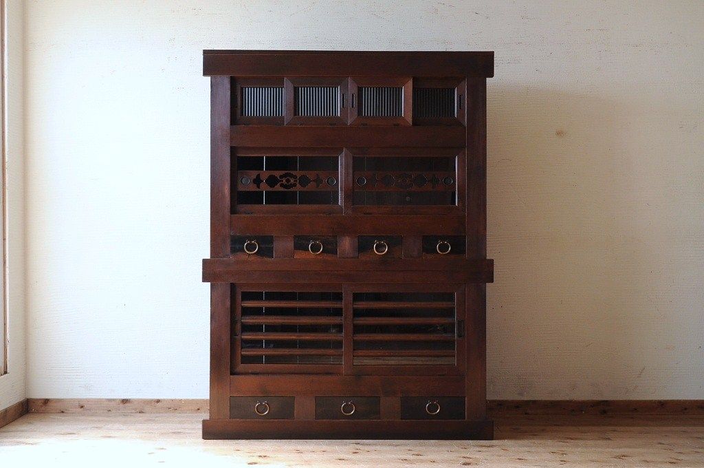 アンティーク家具 古い木のモダンなモールガラス入り水屋箪笥 アンティーク家具 古い木のモダンなモールガラス入り水屋箪笥