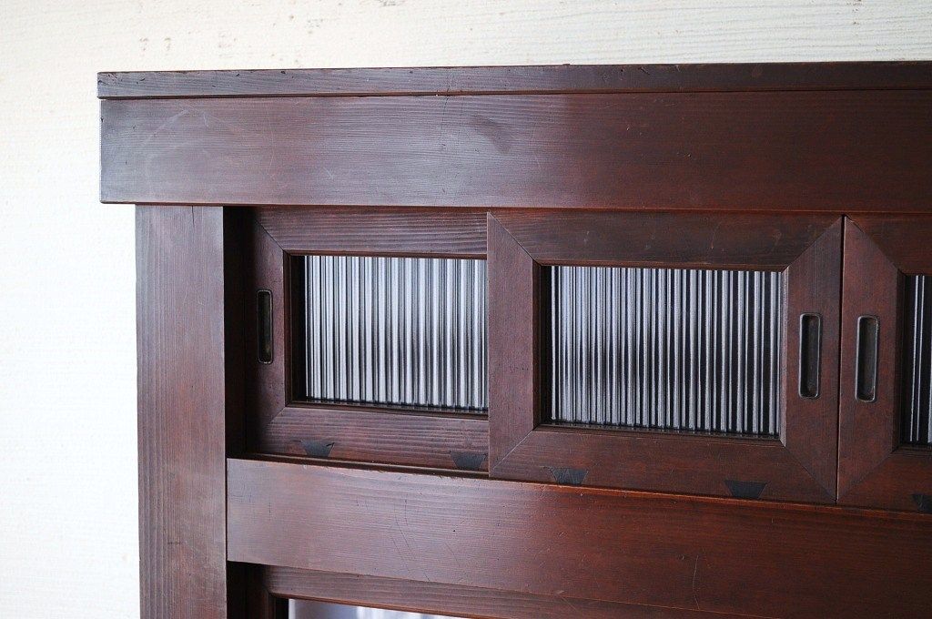アンティーク家具　古い木のモダンなモールガラス入り水屋箪笥(食器棚)