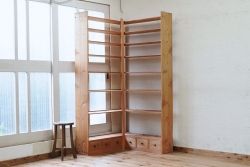 アンティーク家具　古い木味の引き出し付きL型飾り棚