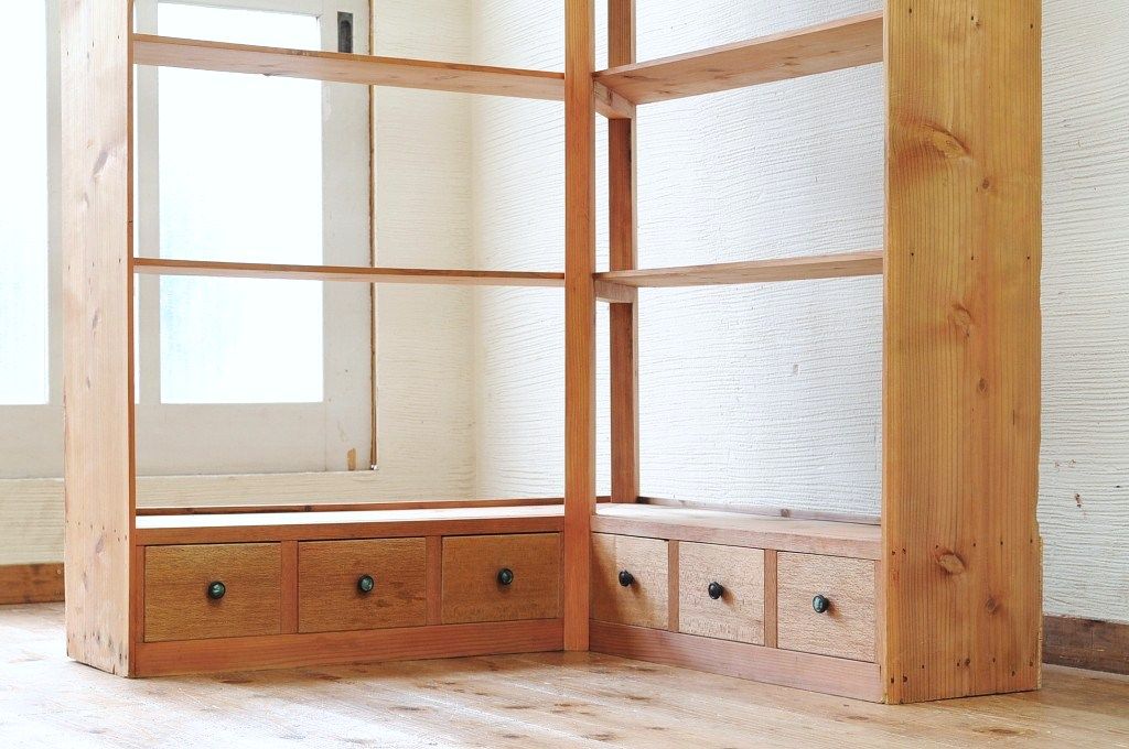 アンティーク家具　古い木味の引き出し付きL型飾り棚