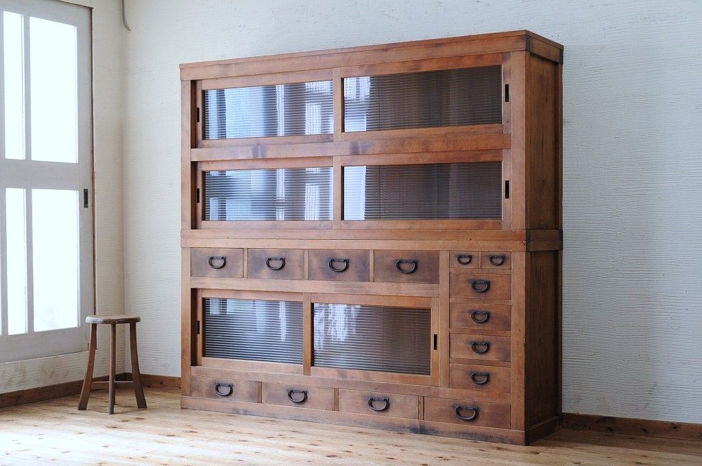 アンティーク家具　◇特大!古い木味の二段重ねモールガラス収納棚