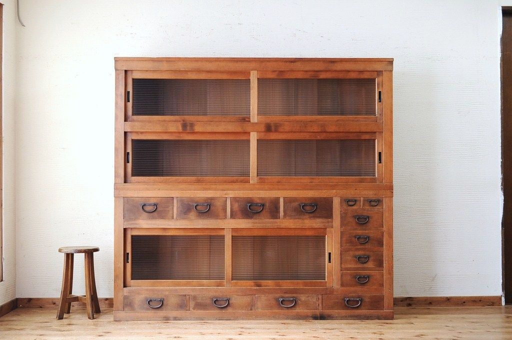アンティーク家具　◇特大!古い木味の二段重ねモールガラス収納棚