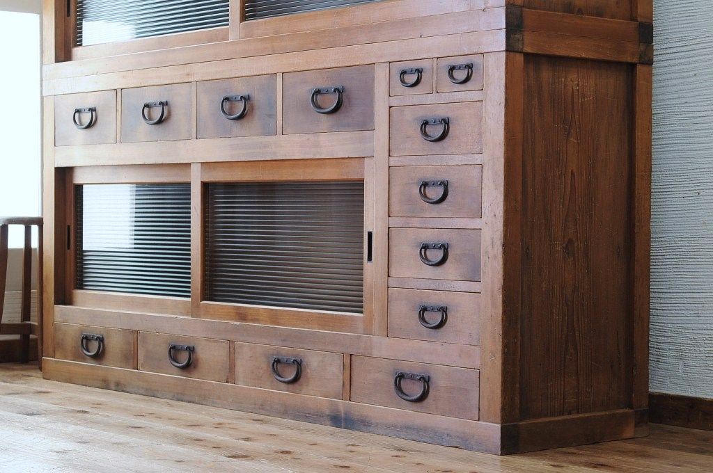 アンティーク家具　◇特大!古い木味の二段重ねモールガラス収納棚