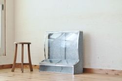 アンティーク家具　古い商店のL型ブリキガラスケース1