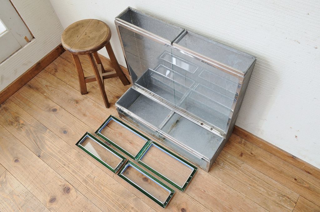 アンティーク家具　珍品!古いブリキのガラスケース2