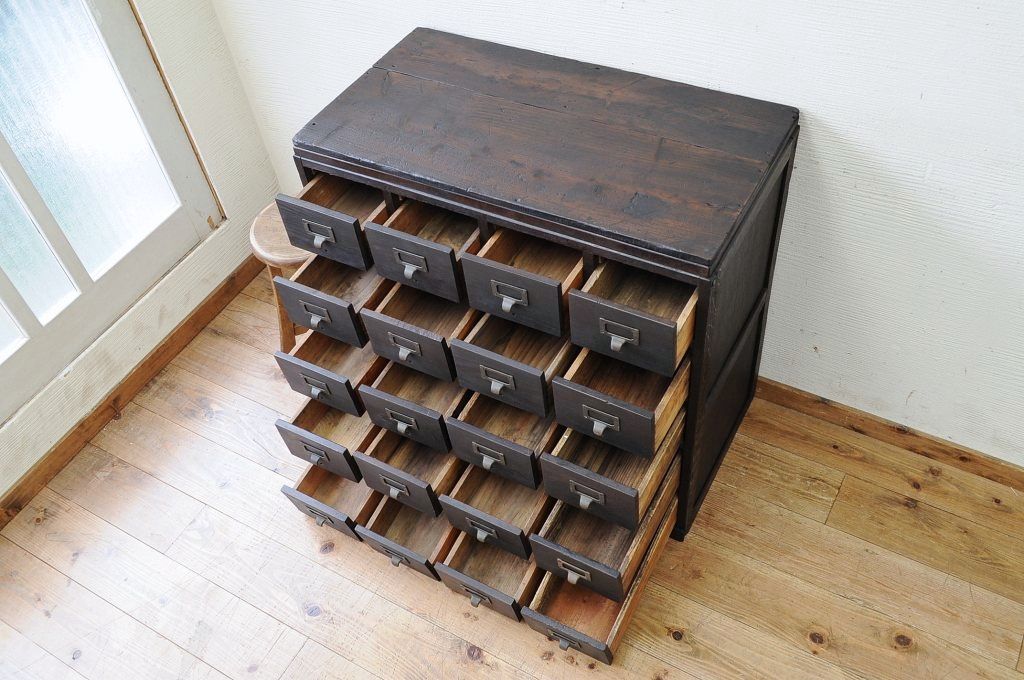 アンティーク家具　工業系・古い工場のシックな引き出し(小物収納)