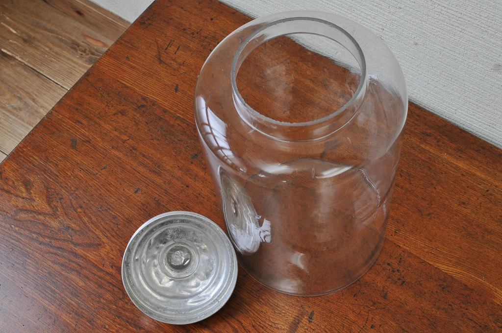アンティーク雑貨　古いフタ付のガラス瓶(ビン)1