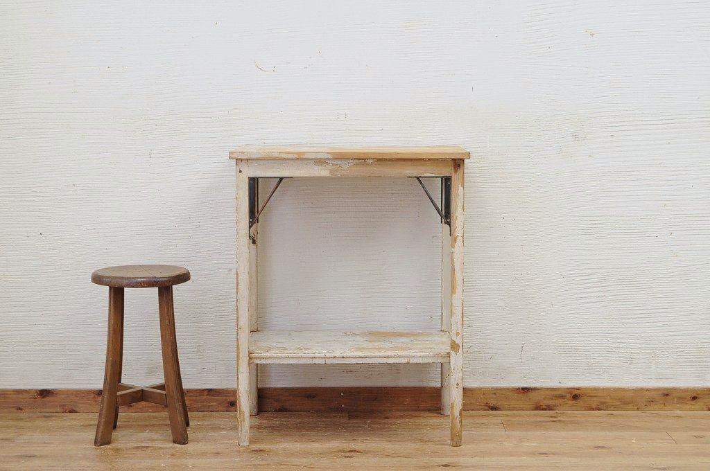 レトロ家具　ペンキの剥げたレトロな作業台