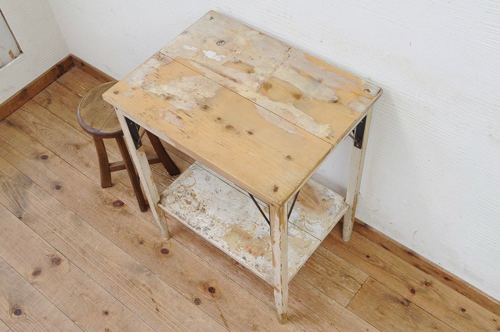 レトロ家具　ペンキの剥げたレトロな作業台