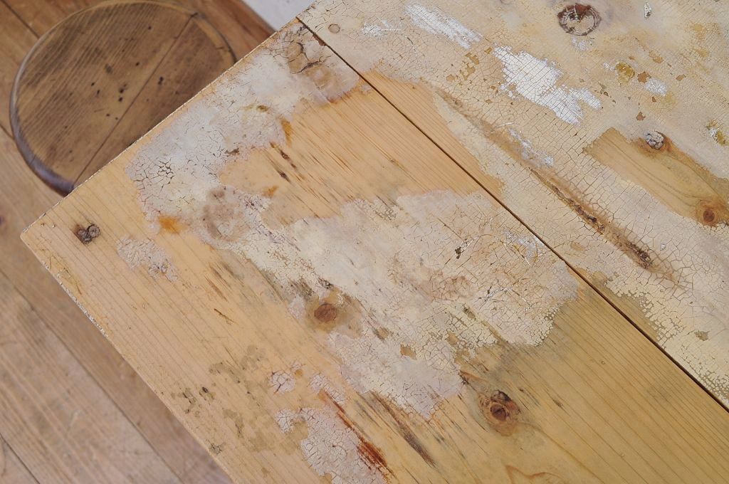 レトロ家具　ペンキの剥げたレトロな作業台