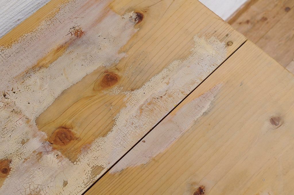 レトロ家具　ペンキの剥げたレトロな作業台