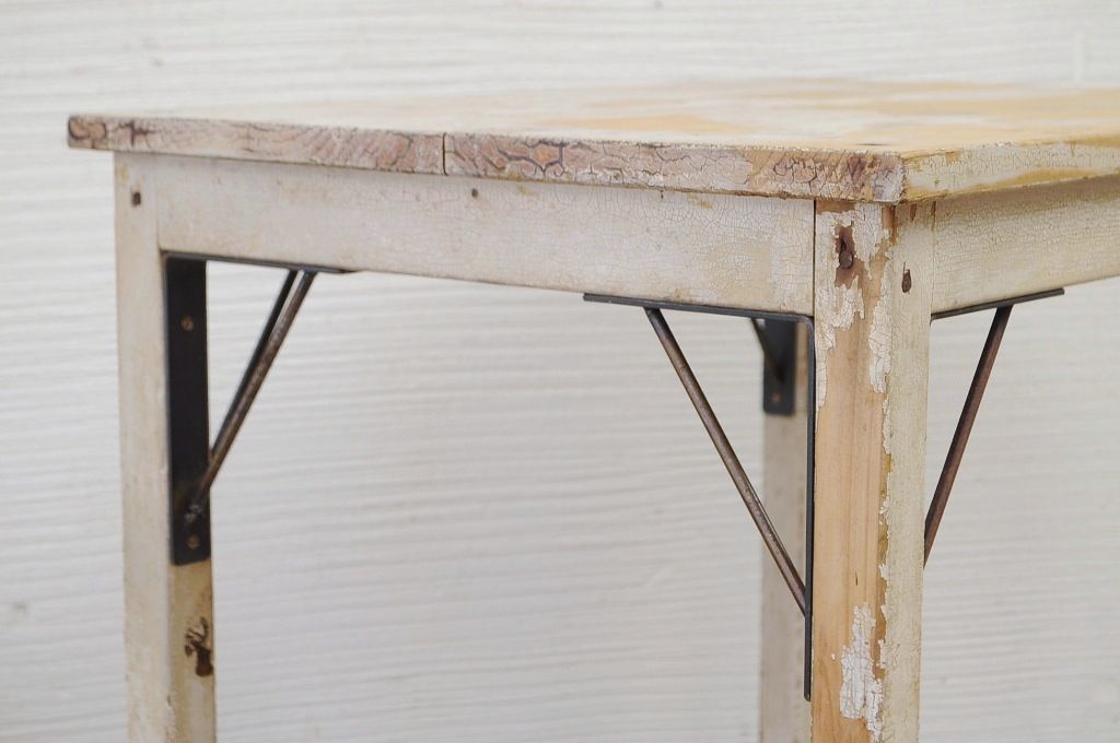 レトロ家具　ペンキの剥げたレトロな作業台