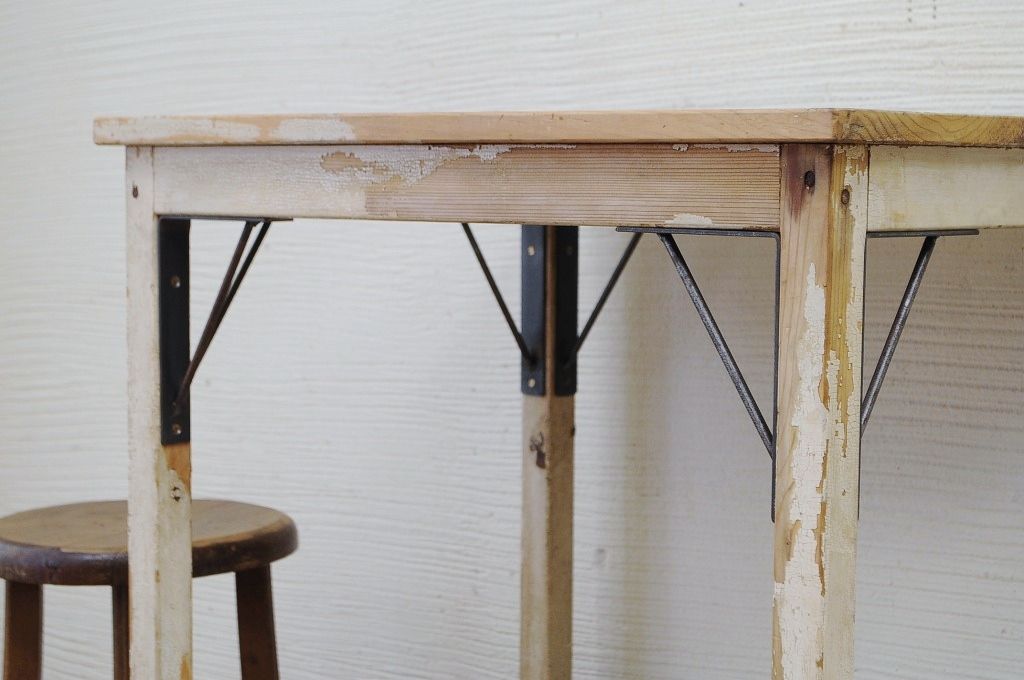 レトロ家具　ペンキの剥げたレトロな作業台