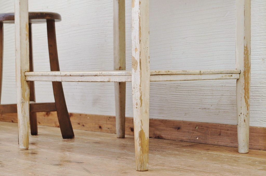 レトロ家具　ペンキの剥げたレトロな作業台