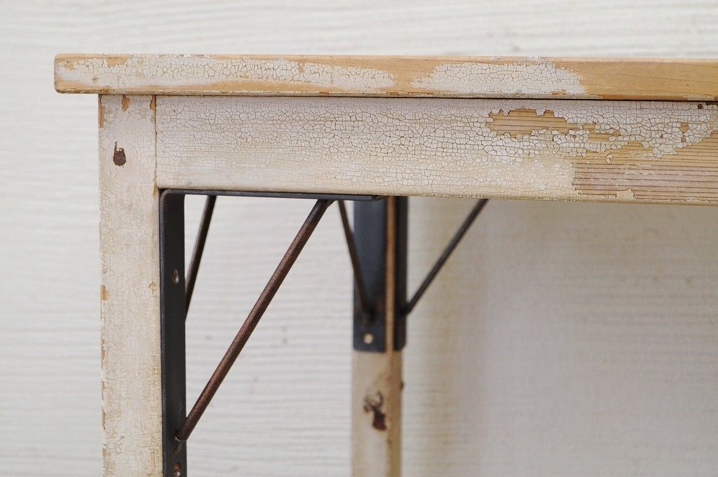 レトロ家具　ペンキの剥げたレトロな作業台