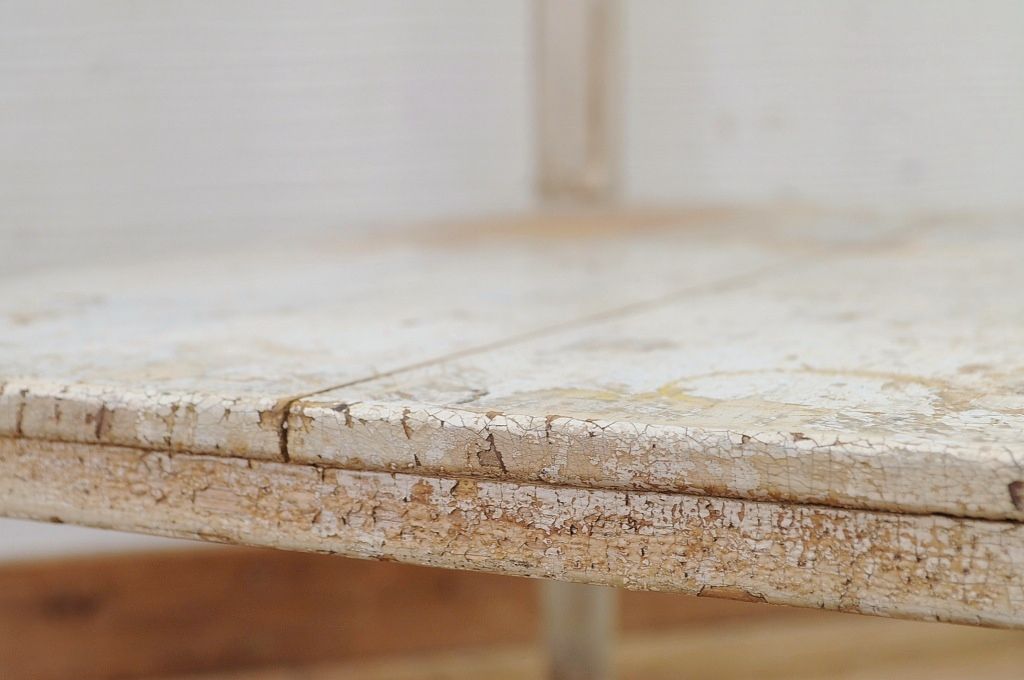レトロ家具　ペンキの剥げたレトロな作業台