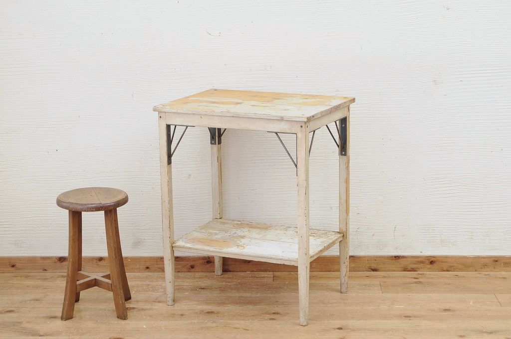レトロ家具　ペンキの剥げたレトロな作業台