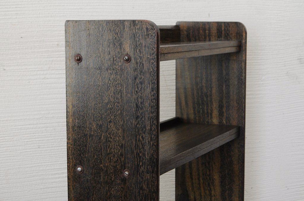 アンティーク家具　古い木のシックな本棚