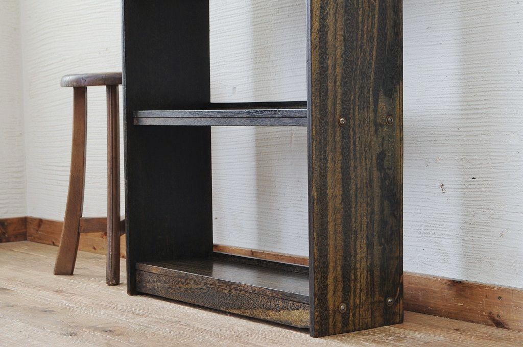 アンティーク家具　古い木のシックな本棚