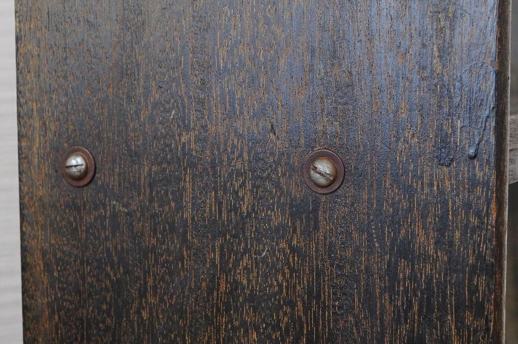 アンティーク家具　古い木のシックな本棚