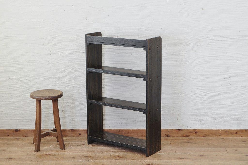 アンティーク家具　古い木のシックな本棚