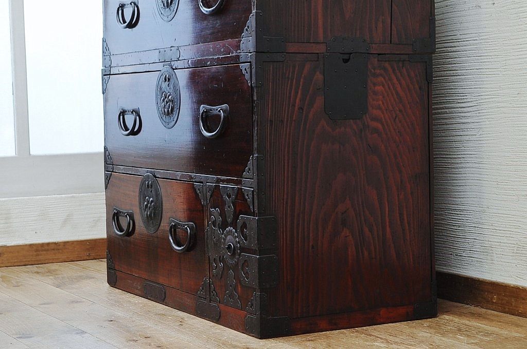 アンティーク家具　極上!前面欅の金具の細工が素晴らしい相馬箪笥