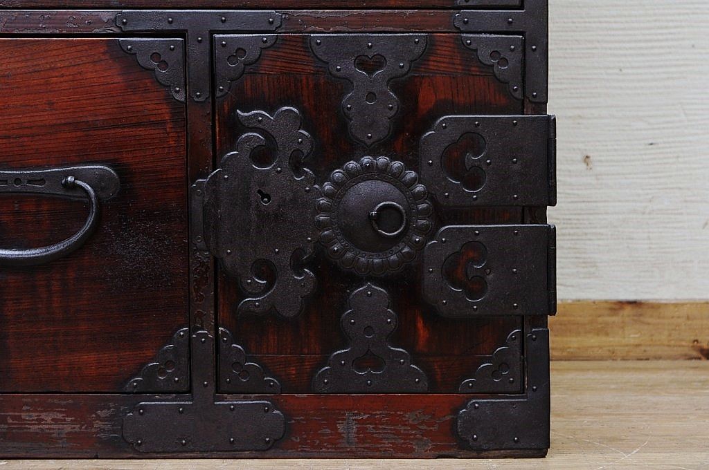 アンティーク家具　極上!前面欅の金具の細工が素晴らしい相馬箪笥
