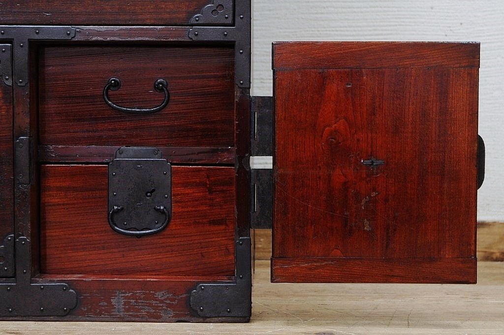 アンティーク家具　極上!前面欅の金具の細工が素晴らしい相馬箪笥