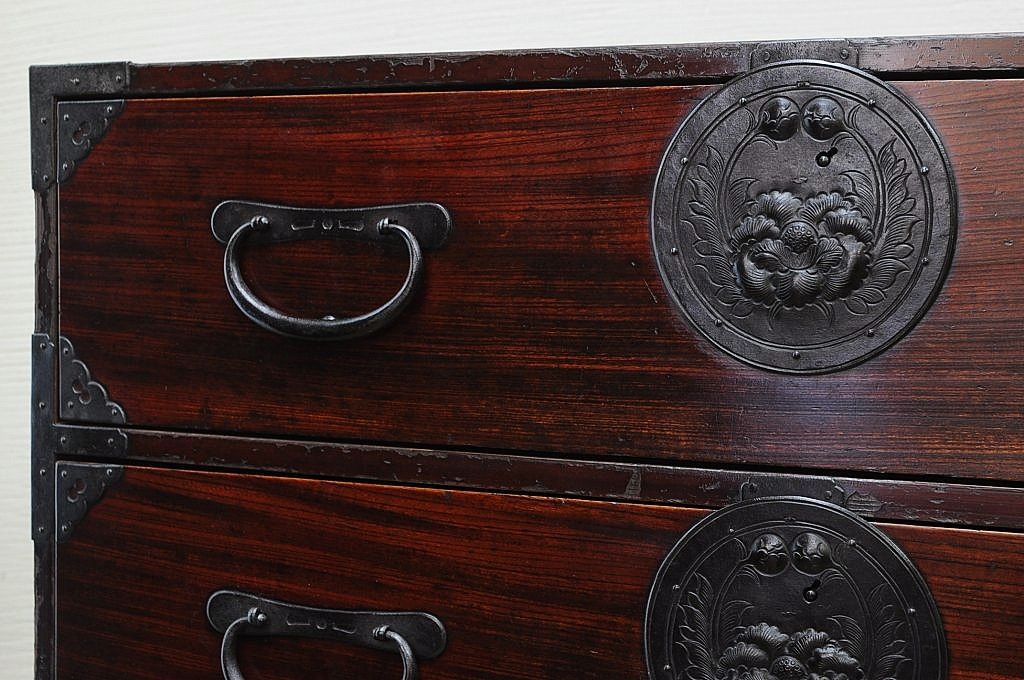 アンティーク家具　極上!前面欅の金具の細工が素晴らしい相馬箪笥