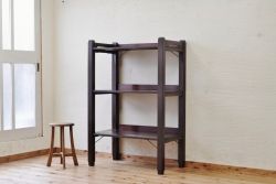 アンティーク家具　★古い木の大振りな脚付き飾り棚