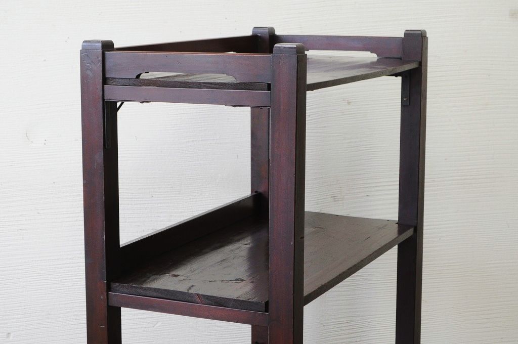 アンティーク家具　★古い木の大振りな脚付き飾り棚