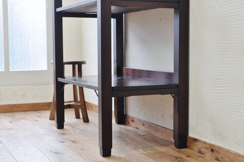 アンティーク家具　★古い木の大振りな脚付き飾り棚