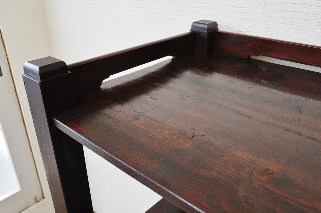 アンティーク家具　★古い木の大振りな脚付き飾り棚