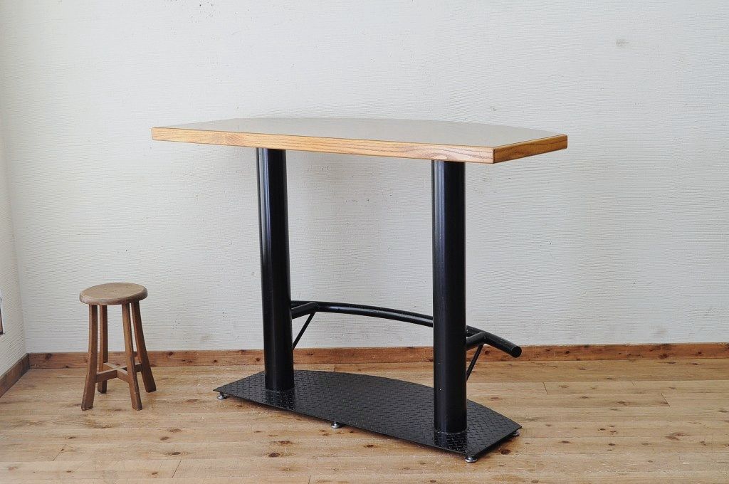 中古　大きな鉄脚のカウンターテーブル(鉄足、机、在宅ワーク、在宅用テーブル、作業台、デスク)