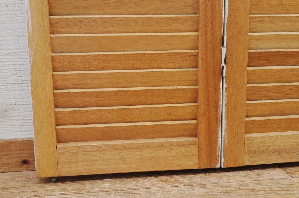 素敵な雰囲気!白いペイントのクローゼットのルーバードア