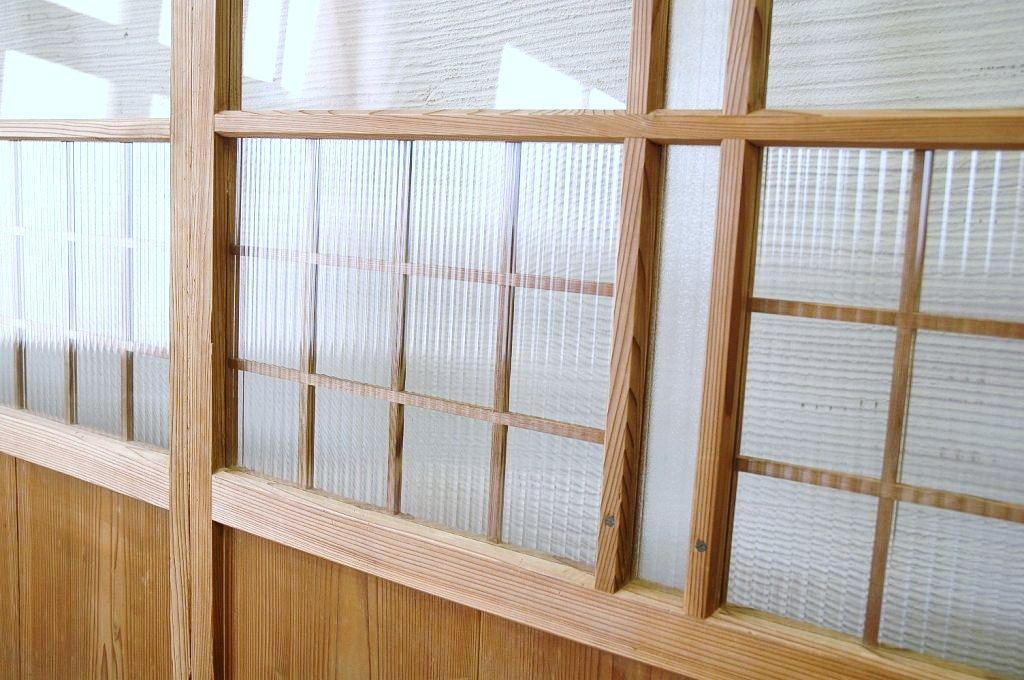 珍品!古い木味のモールガラス引き戸2枚組