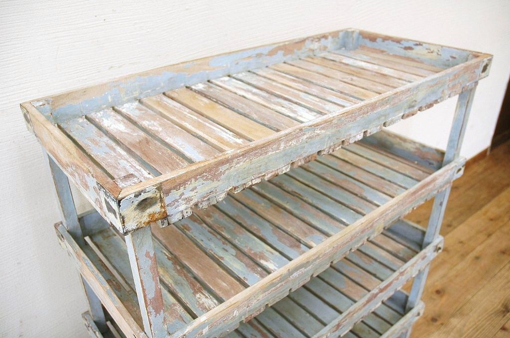 アンティーク家具　素敵な雰囲気!ペンキの剥げたシンプルな陳列棚
