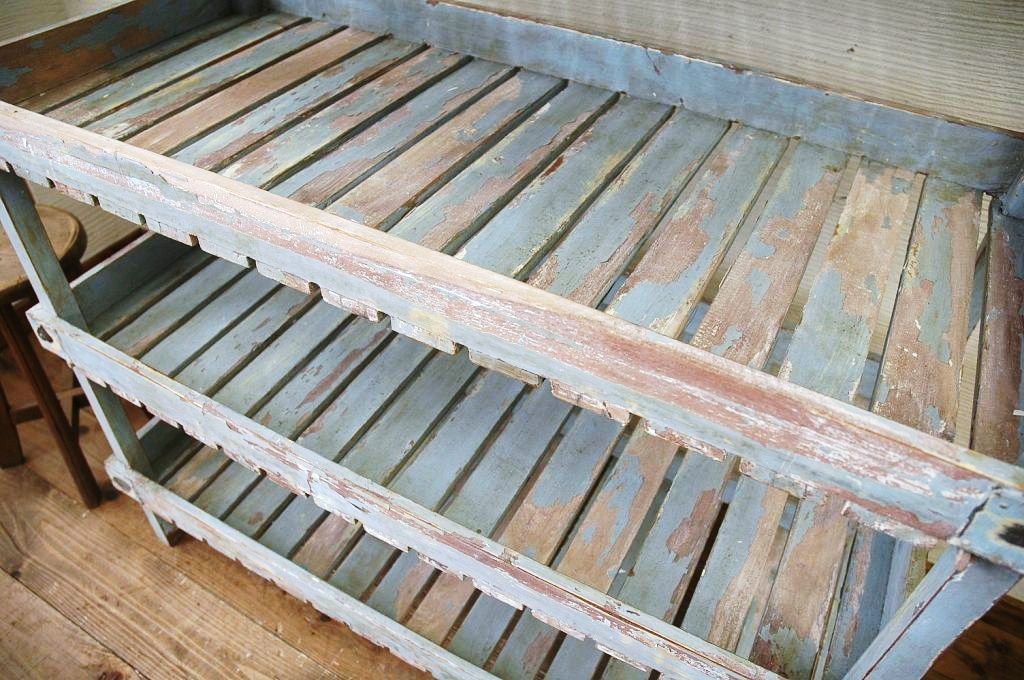 アンティーク家具　素敵な雰囲気!ペンキの剥げたシンプルな陳列棚