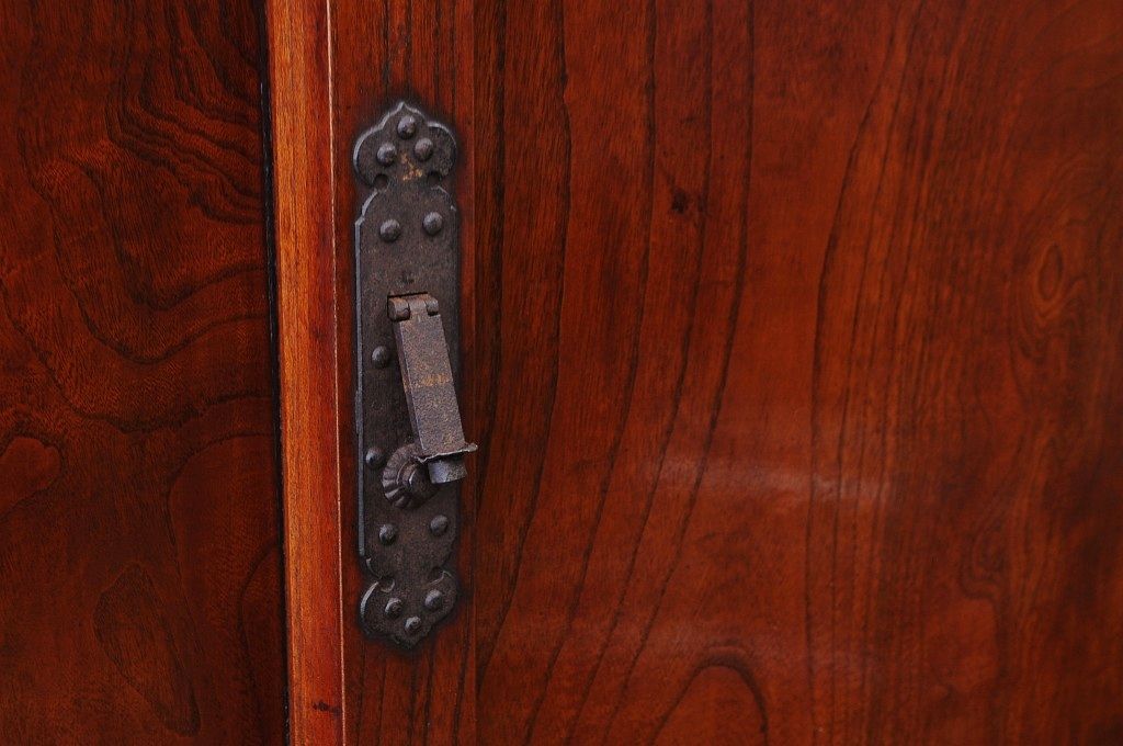アンティーク家具　極上!古い欅材の重厚な二段重ね収納箪笥
